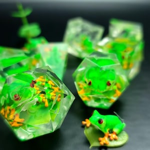 Dnd-tärningsset med gröna grodor inuti