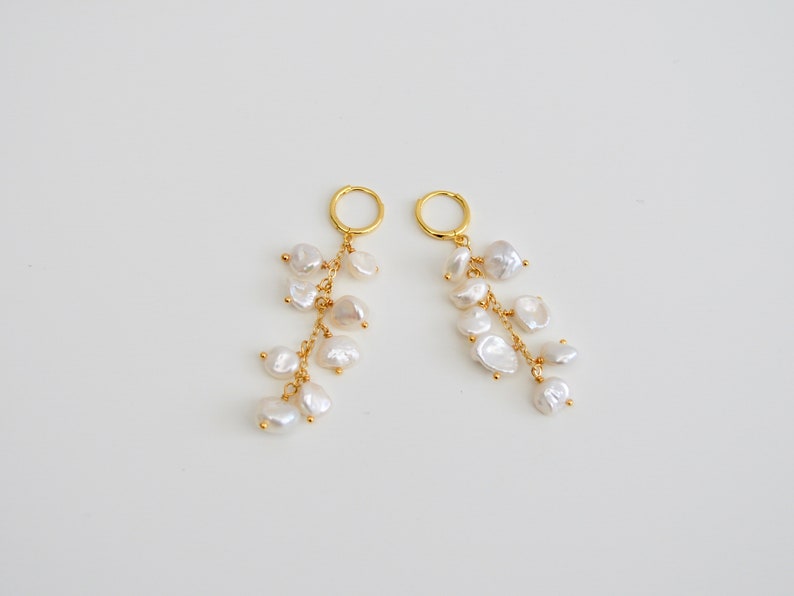Natural Pearls: Mini Creolen Dangling Pearls mit echten Barockperlen 925 Sterling Silber vergoldet Brautschmuck für deine Hochzeit Bild 5