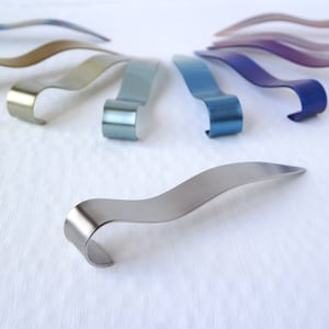 single-coloured hair comma, titanium hairstick image 1