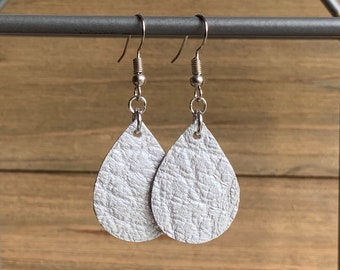 Pendientes de cuero ‖ pequeños pendientes de cuero metálico de plata