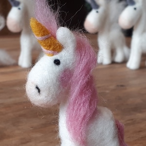 Süßes Einhorn in Wunschfarbe handgefilzt filz filzen unicorn Anhänger Dekoration Kinderzimmer Geschenk Mädchen Kindergeburtstag