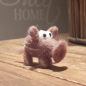 Bedårande liten griskulting OSKAR, handfiltat dekorativt hänge, present till män, pojkar, flickvänner, kvinnor, födelsedagar, bilnyckelringar, filt