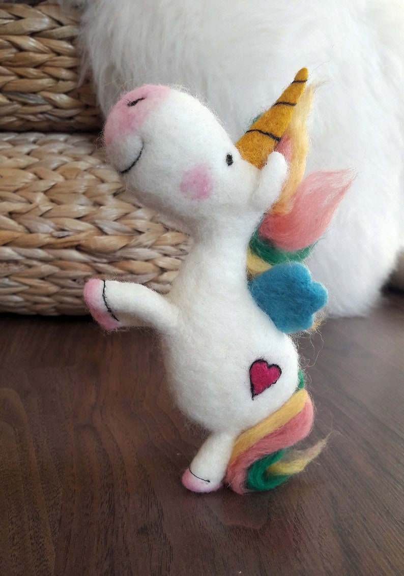 Zuckersüßes Einhorn Corny handgefilzt filz unicorn Geschenk Geburt Geburtstag Taufe Mädchen Frau Freundin Mobile Kinderzimmer dekoration zdjęcie 2