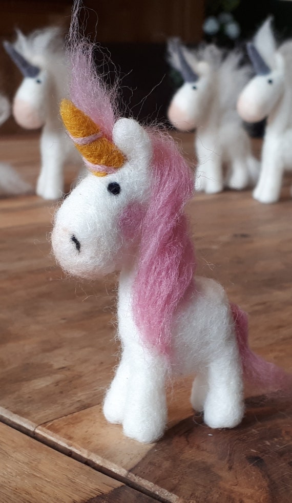 Cappello di peluche unicorno rosa