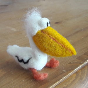 Sugar sweet pelican PEPPO, felted gift decoration keychain birthday nursery mobile bird möve felt needle felt pendant