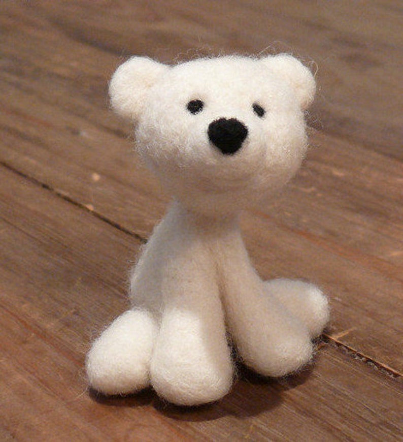 Süßer kleiner Eisbär KARL handgefilzt filzbär Teddybär Bär Dekoration Kinderzimmer Mobile filz Anhänger Auto Geschenk Junge Mädchen Mann Bild 1