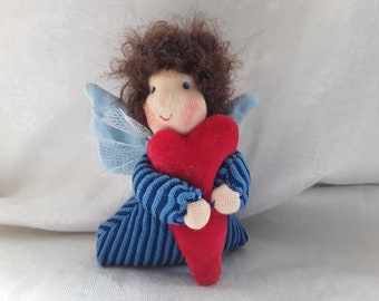 Petit ange gardien avec coeur 9 cm