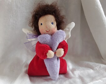 Petit ange gardien avec coeur 9 cm