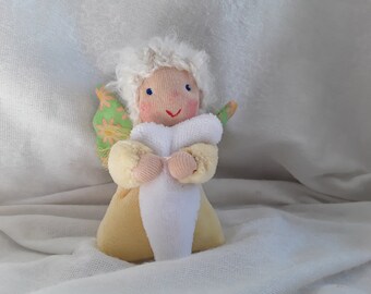 Small guardian angel with heart 9 cm