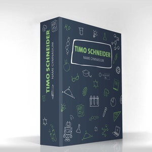Puede incluir: Una carpeta azul oscuro con el nombre "Timo Schneider" y el texto "NAME GYMNASIUM" en blanco. La carpeta está decorada con ilustraciones verdes y blancas de útiles escolares, incluyendo un lápiz, una regla, un transportador, un vaso de precipitados, un tubo de ensayo, un microscopio, un globo terráqueo, un libro, un gorro de graduación, una calculadora, una computadora, un robot y una bombilla.