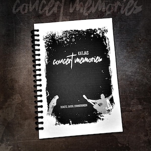 Puede incluir: Un cuaderno con espiral con una cubierta negra que presenta el texto "concert memories" en un estilo manuscrito. La cubierta también incluye el nombre "Katjas" y siluetas de músicos. El fondo es una superficie oscura y texturizada.