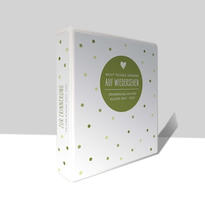 Może przedstawiać: Biały segregator z zielonym kółkiem, na którym napisano "Nie do widzenia, ale do zobaczenia" i "Pamiątka z klasy 2021-2023". Segregator ma zielone serce i białe tło z zielonymi kropkami.