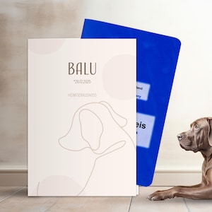 Könnte beinhalten: Ein hellbeige Haustierdokument mit dem Namen "BALU" und einer Hundeumrisszeichnung. Ein blaues Dokument befindet sich dahinter. Ein brauner Hund liegt neben den Dokumenten auf dem Boden.