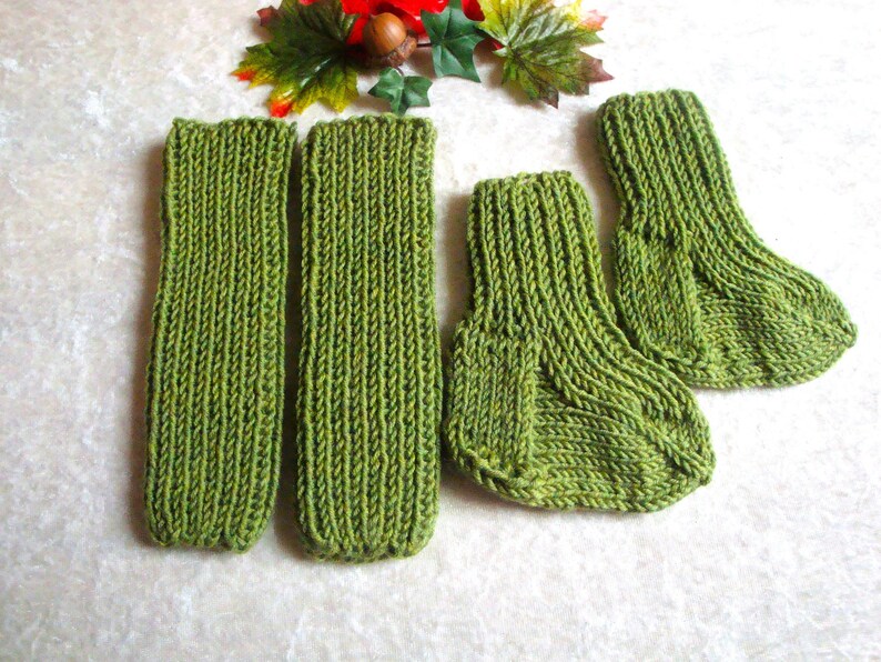 Baby Strickset Söckchen und Beinstulpen aus Merinowolle legwarmer and socks Bild 1