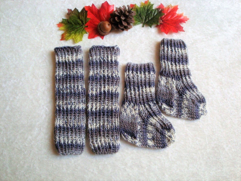 Baby Strickset Söckchen und Beinstulpen aus Sockenwolle legwarmer and socks Bild 1