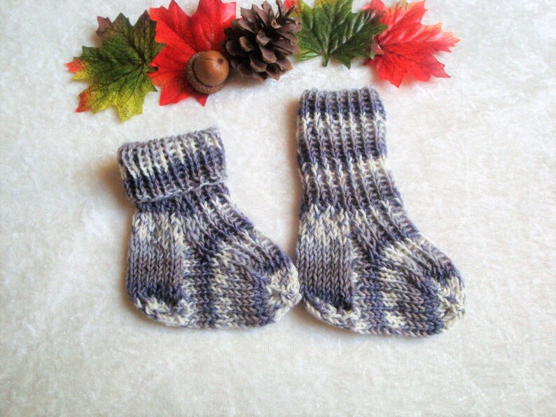 Baby Strickset Söckchen und Beinstulpen aus Sockenwolle legwarmer and socks Bild 2