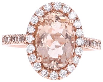 Anel de noivado em ouro rosa 14K com halo de morganita rosa e diamantes.