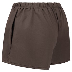 Könnte beinhalten: Eine braune Shorts mit einem elastischen Bund.