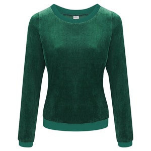 Op de afbeelding: Een lange mouwen, smaragdgroene velours trui met een ronde hals.