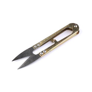 Könnte beinhalten: Eine kleine, goldfarbene Fadenschere mit scharfen, spitzen Klingen. Die Schere hat ein kleines Loch im Griff zum Aufhängen.