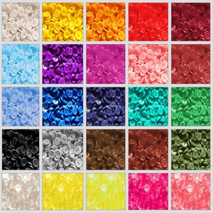 Könnte beinhalten: Sortiment an bunten Plastikknöpfen in verschiedenen Farben, darunter Weiß, Gelb, Rot, Braun, Blau, Grün, Rosa und Lila. Die Knöpfe sind in einem Raster angeordnet.