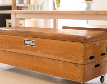 Truhe aus kleinem alten Turnkasten gefertigt | Etsy