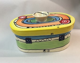 kleiner ovaler Brottopf für Singles Brotkasten Brotdose Keramik im Design crazy- wird hergestellt bei Kauf