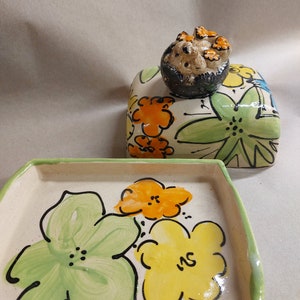 Ceramic butter dish for 250g butter with hedgehog in Blumero design image 2