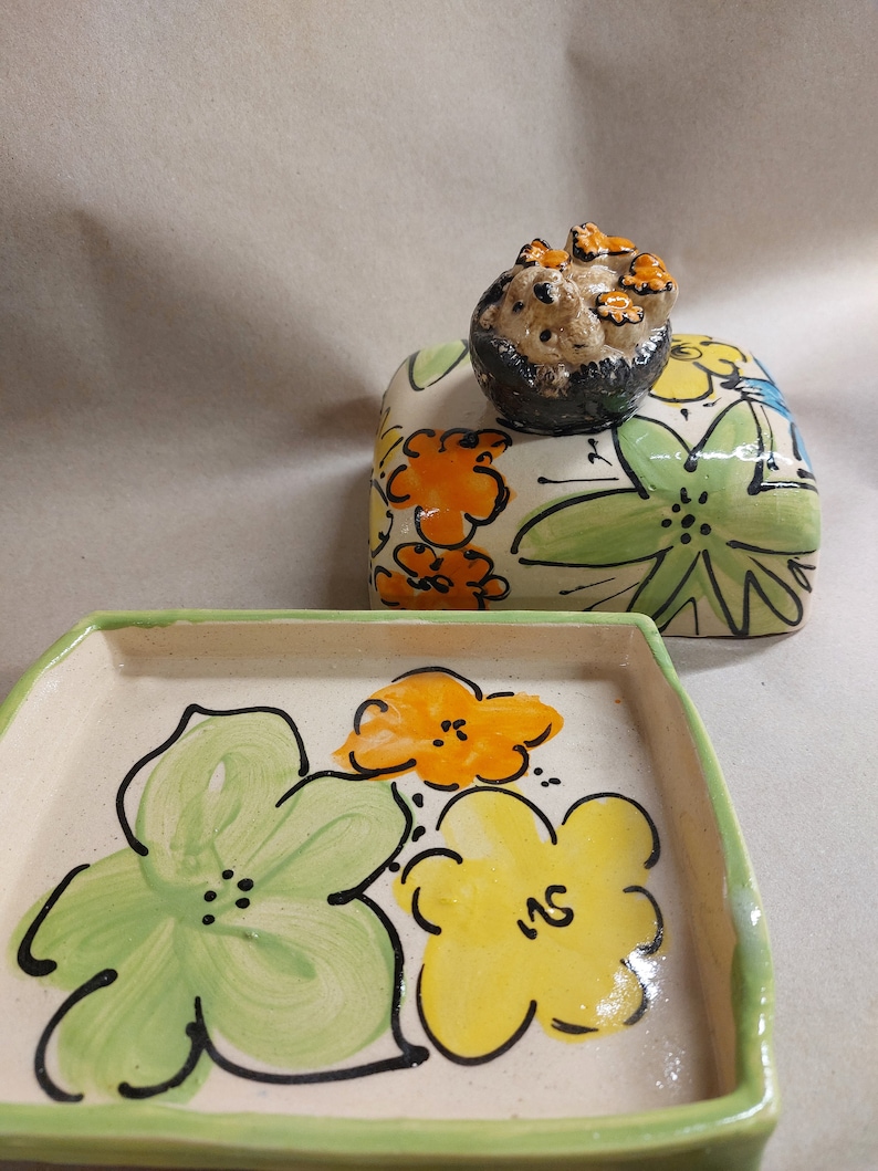 Ceramic butter dish for 250g butter with hedgehog in Blumero design image 2