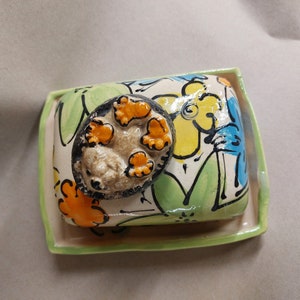 Ceramic butter dish for 250g butter with hedgehog in Blumero design image 1