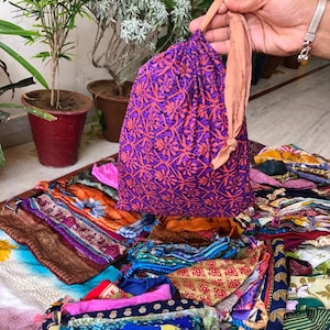 Borse sari riciclate, Borse per il trasporto, Borse sari con coulisse, Borse di seta, Borse regalo, Borse di seta riciclata, Borse per la spesa, Borse per abiti Dimensioni 30 x 35 cm.