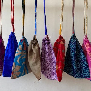 Seide Geschenktüten, Verpackung Geschenktüten, Recycling Seide Stoff Taschen, Handgemachte Seide Sari Taschen, Größe - Länge 25, Breite 20 Zentimeter