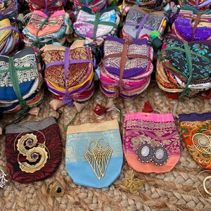 Pochettes sari en soie recyclée, Pochettes à bijoux, Pochettes sari, Pochettes cadeaux, Pochette en soie, Petite pochette cadeau, Pochette Banarasi, Taille 8 x 10 cm.