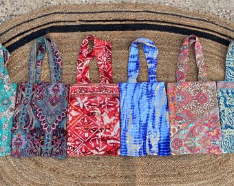 Handgemachte Geschenktüte aus recyceltem Sari: Seidengriff, 23x36cm