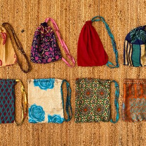 Saco de embalagem, saco de embalagem, sacos de presente de seda com itens da sua loja, sacos de seda coloridos com vários designs, sacos de compras, sacos de roupas, saco de transporte