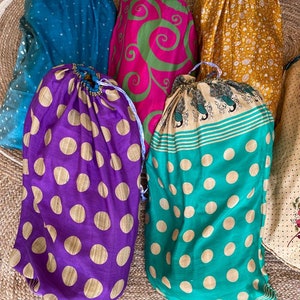 Große Tragetaschen, Verpackungsbeutel aus recycelter Seide, Seidenbeutel, Geschenkbeutel mit Ihren Shop-Waren, Sari-Beutel, Einkaufstaschen Größe 75 x 55 cm.