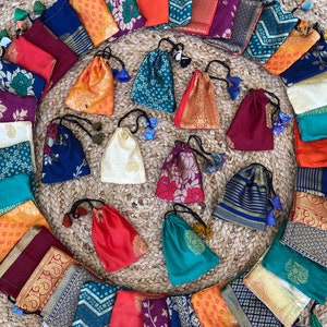 Sacchetti in sari riciclati, Sacchetti in seta per confezioni regalo, Sacchetti per accessori di bigiotteria, Sacchetti regalo, Sacchetto con coulisse, Dimensioni 8 x 10 cm.