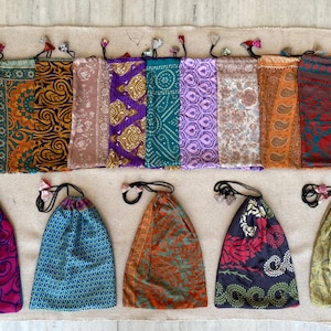 Kordelzugbeutel, Verpackung Seidenbeutel, Recycled Sari Beutel, Einkaufsbeutel, Seidenbeutel, Geschenkbeutel, verschiedene Farben & Drucke Beutel, Größe 35 x 25 cm.