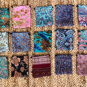 Smyckespåse i återvunnet siden: Sari-presentpåse med dragsko (7,5 x 7,5 cm)