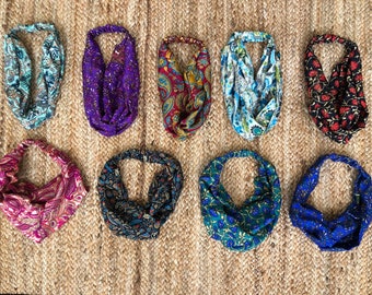Puede incluir: Ocho diademas de tela coloridas con diferentes patrones de paisley. Las diademas están hechas de tela suave y elástica y son perfectas para mantener el cabello fuera de la cara.
