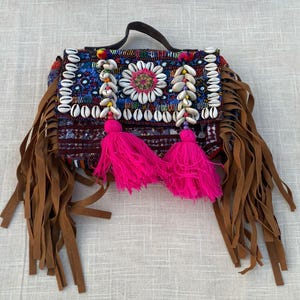 Indische vintage Upcycled bestickte Stofftasche, handgemachte Tasche, Banjara Tasche, Muscheln Fransen und Quasten ethnische Tasche, Boho Hochzeitstaschen