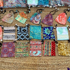 Kordelzugbeutel aus recycelter Seide, Schmuckbeutel, Edelsteinbeutel, Geschenkbeutel, Sari-Beutel, Seidenbeutel, kleiner Beutel Größe 13 x 10 cm.