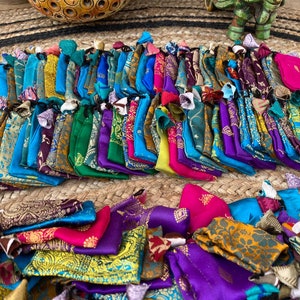 Bolsas de sari recicladas, Bolsa para joias, Bolsa para embalagem, Bolsa de seda, Bolsa para acessórios de joias, Bolsa colorida, Bolsas pequenas, Tamanho 6 x 9 cm.