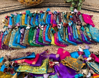Recycled Sari Silk Jewelry Pouch: Colorful Gift Packaging (6x9cm)