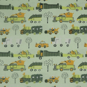 Op de afbeelding: Een groene en gele stof met een herhalend patroon van auto's, vrachtwagens en bomen. De auto's en vrachtwagens zijn geel met zwarte details en de bomen zijn groen met bruine stammen. De stof is perfect voor quilten, naaien of knutselen.