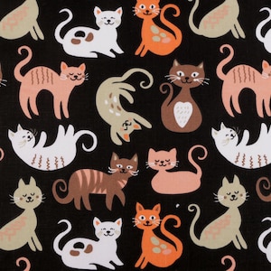 Op de afbeelding: Zwarte stof met een herhaald patroon van cartoonkatten. De katten zijn in wit, bruin, oranje en beige. Sommige hebben strepen of vlekken. De katten hebben lachende gezichten en gekrulde staarten.