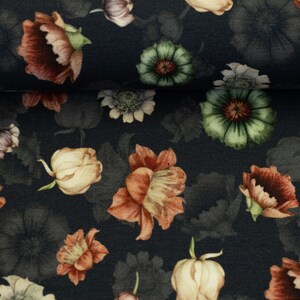 Op de afbeelding: Een donkere stof met een herhalend bloemenpatroon in dieprood, gedempt groen en crèmekleurige bloemen. Het ontwerp bevat gedetailleerde, levendige bloesems afgewisseld met donkerdere, schimmige bloemsilhouetten op een zwarte achtergrond.