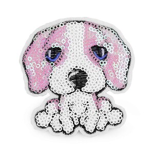 Könnte beinhalten: Ein rosa-weißer Pailletten-Hunde-Patch mit blauen Augen. Der Patch ist perfekt, um Kleidung, Taschen oder anderen Accessoires einen Hauch von Verspieltheit zu verleihen.