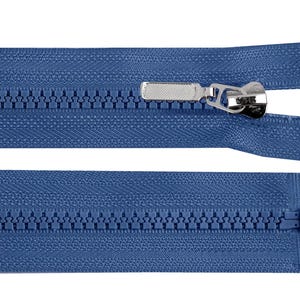 Könnte beinhalten: Ein blauer Kunststoffreißverschluss mit einem silberfarbenen Metallschieber und Zipper. Das Reißverschlussband besteht aus passendem blauem Stoff mit geformten Kunststoffzähnen, die in der Mitte ineinandergreifen. Mit unterem Stopper.