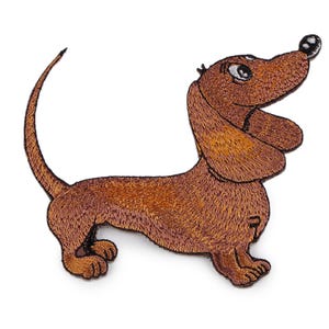 Könnte beinhalten: Gestickter Aufnäher eines braunen Dackels mit einem skurrilen Design. Der Hund ist im Profil dargestellt, mit großen Schlappohren, einem langen Körper und einem gebogenen Schwanz. Der Aufnäher ist für Kleidung oder Accessoires.